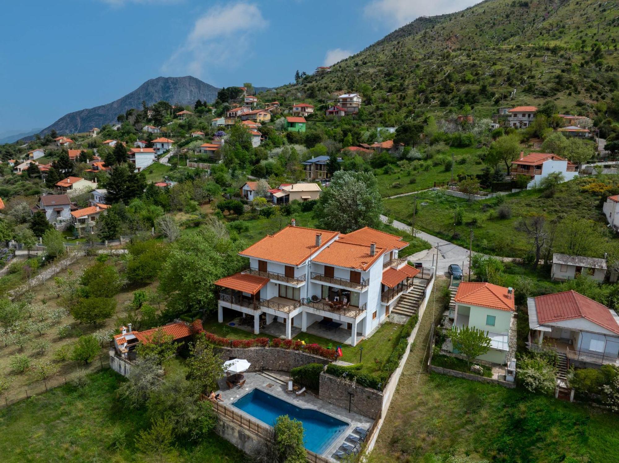 Traditional Luxury Villa Armonia Aigio Exteriör bild