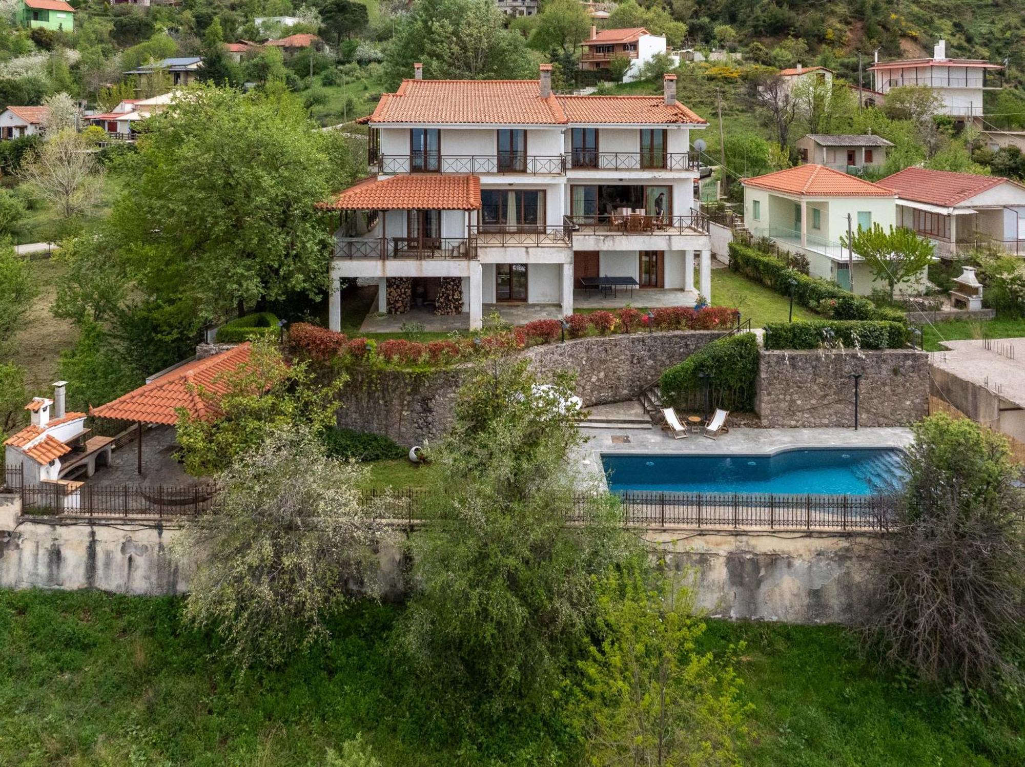 Traditional Luxury Villa Armonia Aigio Exteriör bild