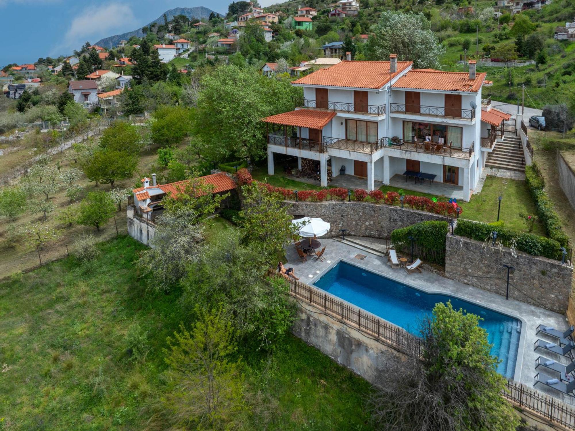 Traditional Luxury Villa Armonia Aigio Exteriör bild