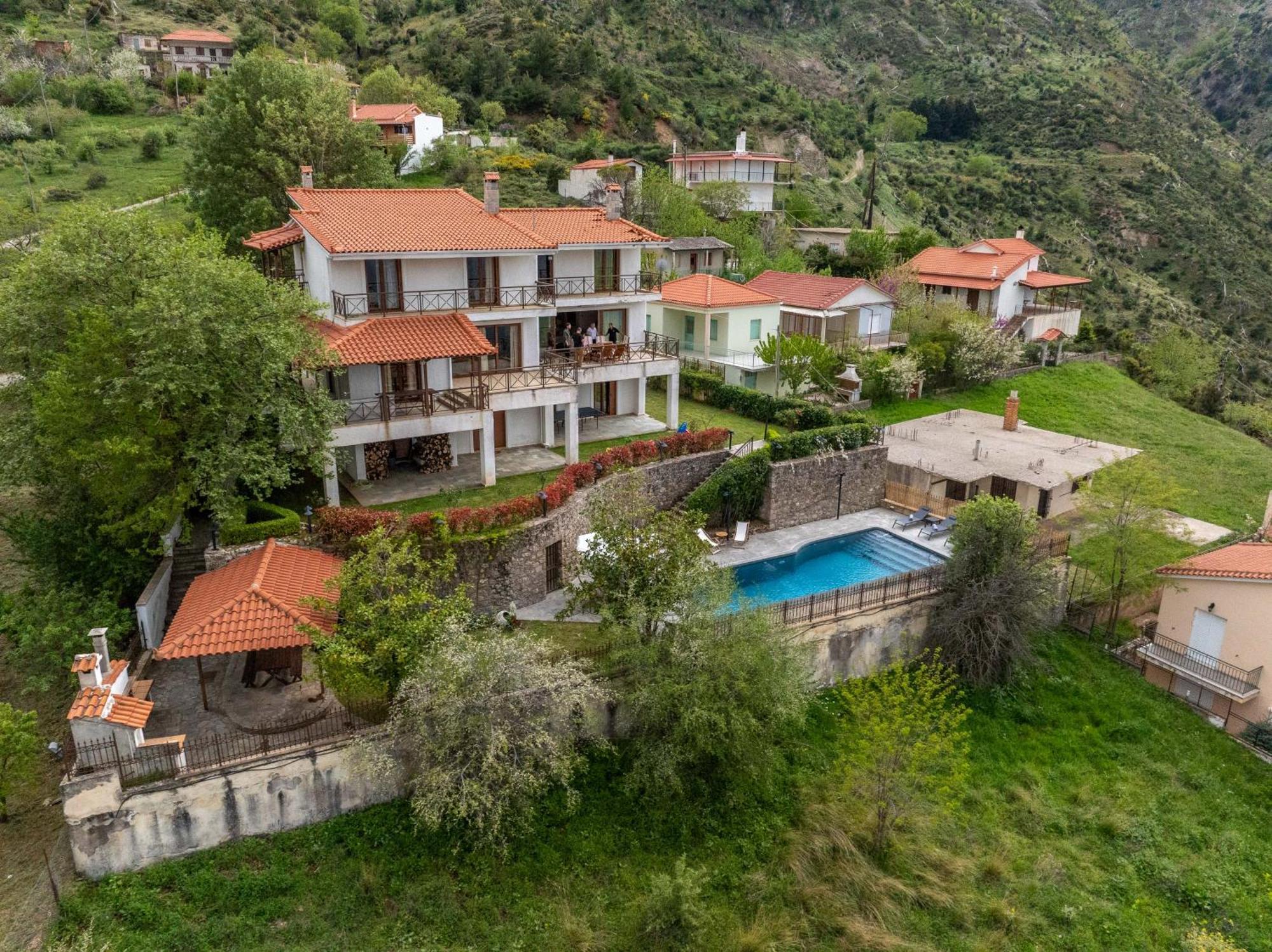 Traditional Luxury Villa Armonia Aigio Exteriör bild